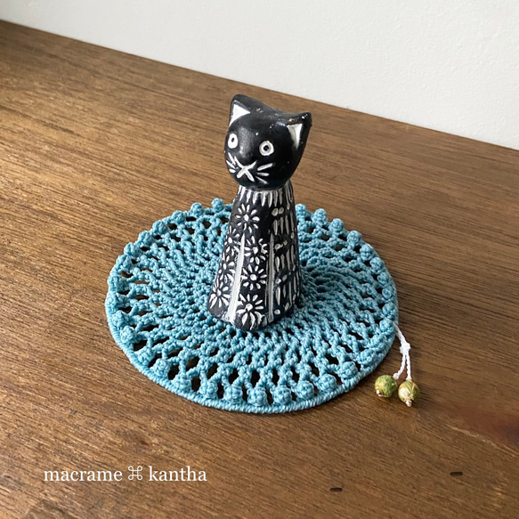 ［受注制作］macrame ⌘ kantha 珠飾りマクラメレースコースターØ11cm ［ライトブルー］ 1枚目の画像