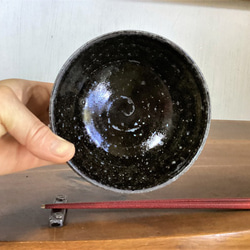 窯変虹彩黒 あられしのぎ飯碗(大)　真鍮ポッチ 4枚目の画像