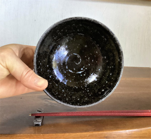 窯変虹彩黒 あられしのぎ飯碗(大)　真鍮ポッチ 4枚目の画像