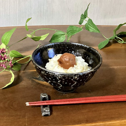 窯変虹彩黒 あられしのぎ飯碗(大)　真鍮ポッチ 6枚目の画像