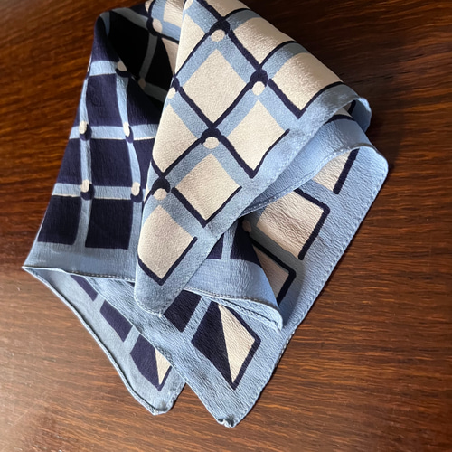 イギリスアンティーク地模様のシルクタイスカーフ