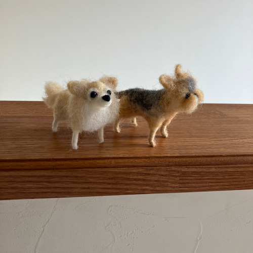 キャロル様 羊毛フェルト チワワ ハンドメイド 犬 仰向けチワワちゃん制作中〜🐶💕前足はまだ仮止めです