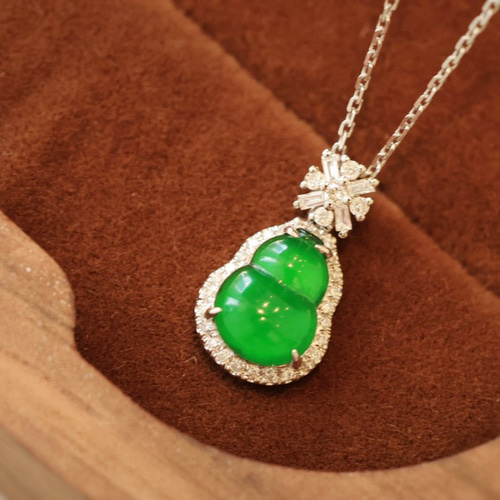 天然ダイヤモンド付きヒスイペンダントk18 ネックレス・ペンダント  