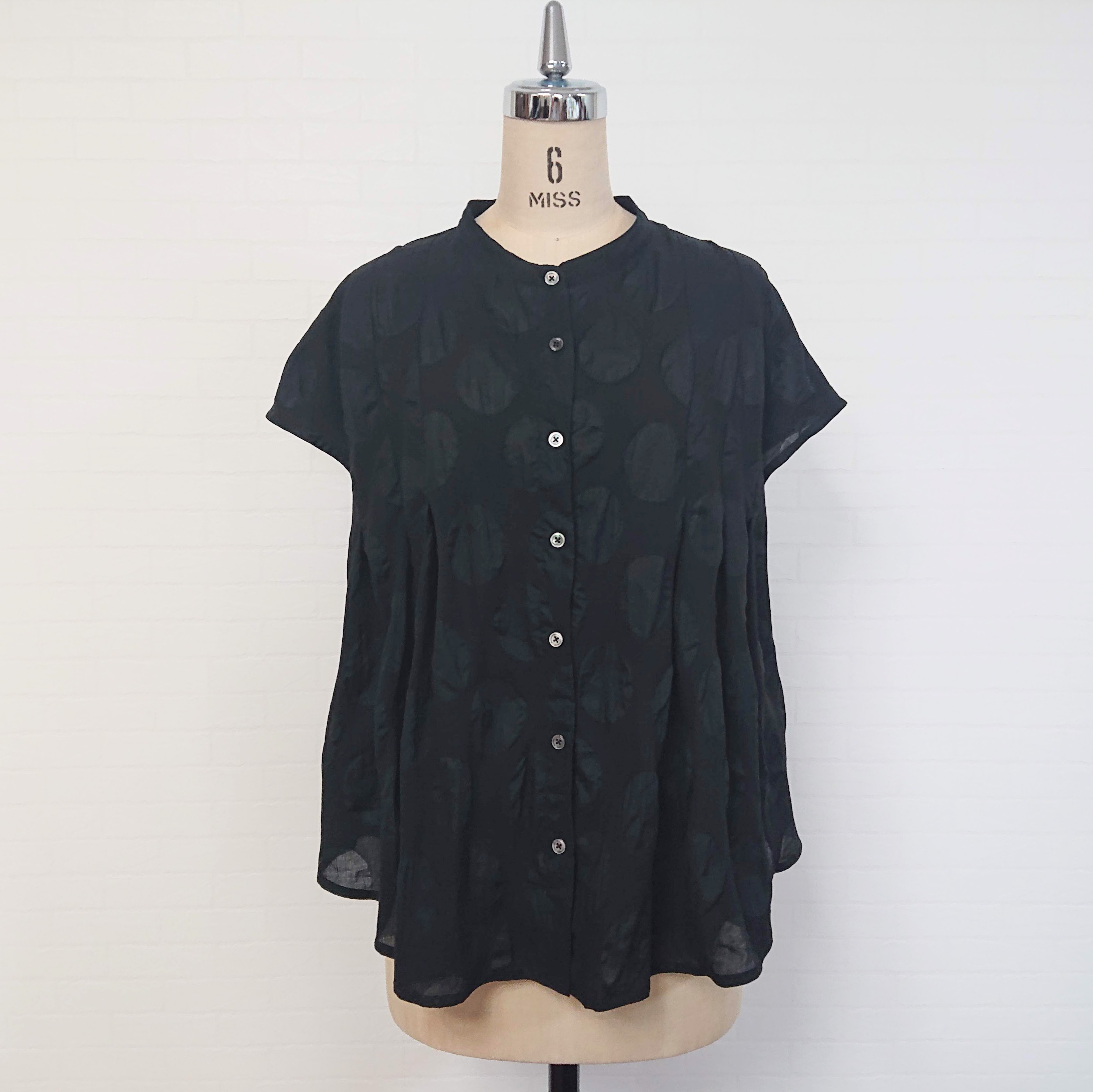 【20%off!!】幅広タックのふんわりドット・ブラウス