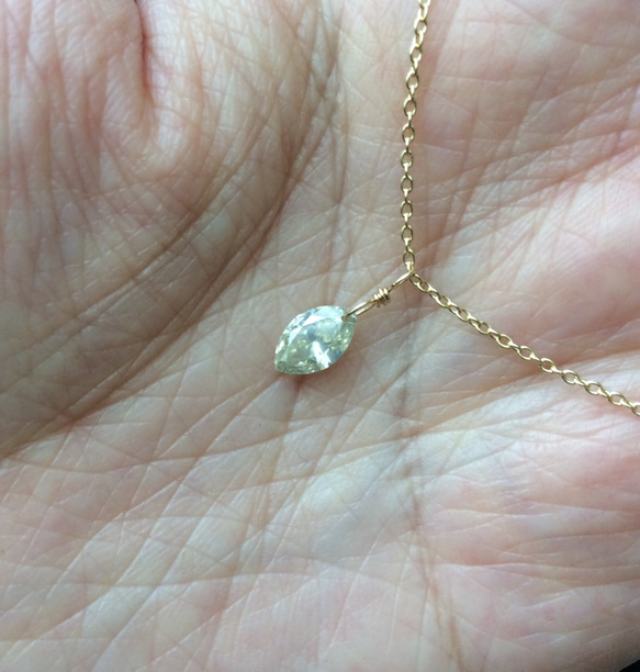 CC様オーダー品　ミルキーブルー？大粒マーキスダイヤの一粒ネックレス 0.550ct K18 8枚目の画像