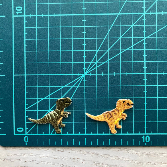 ティラノザウルス 刺繍ワッペン 双子ちゃん 2枚目の画像
