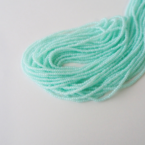 チェコ シードビーズ(11/0) オパールミント #PE05-O.MT /オートクチュール刺繍糸通しビーズ 1枚目の画像