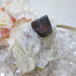 No.CR-２5　天然石　原石 　ガーネット結晶母岩付　３７ｇ 1枚目の画像