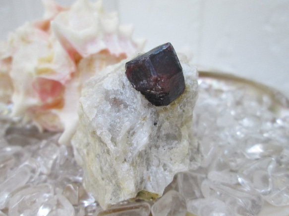 No.CR-２5　天然石　原石 　ガーネット結晶母岩付　３７ｇ 1枚目の画像