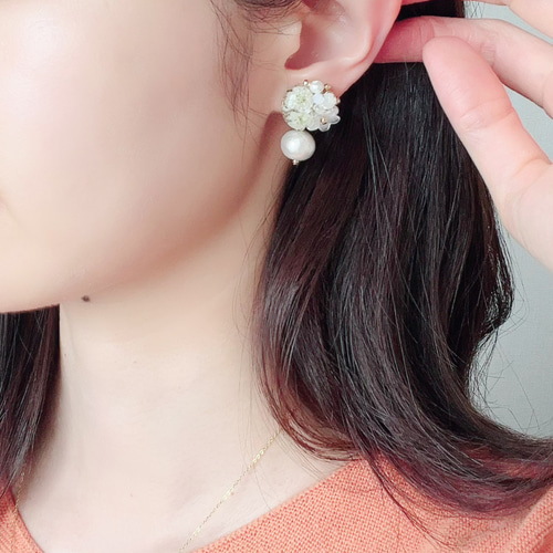 本物のかすみ草使用のホワイトビジューフラワーピアス 母の日ギフトや 