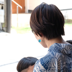 鬼灯レジンの耳飾り《赤色》（左右葉脈色違い） 15枚目の画像