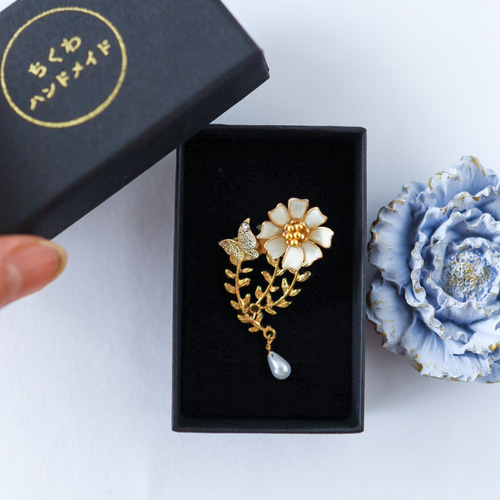 アンティーク風 蝶とコスモスのブローチ クラシカル＆レトロ ブローチ