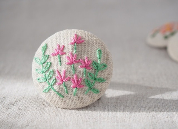 刺繍ブローチ（綿麻）　れんげ草 2枚目の画像