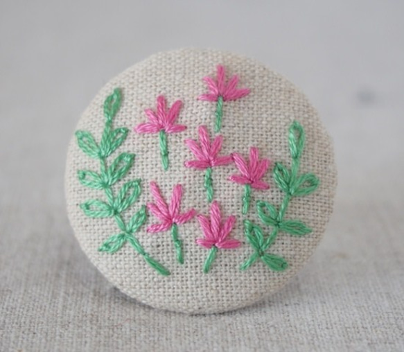 刺繍ブローチ（綿麻）　れんげ草 3枚目の画像