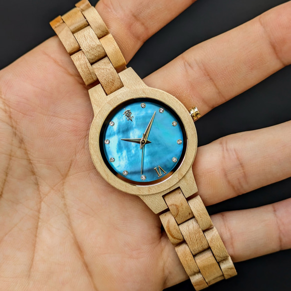 【木製腕時計】EINBAND Prima マザーオブパール×スワロフスキー メイプルウッド ブルー文字盤 34mm 6枚目の画像