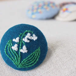 刺繍ブローチ（フォレストグリーン）すずらん 1枚目の画像