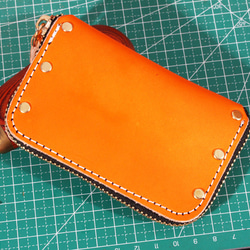 ハンドメイド】ヌメ革手染めオレンジの掌サイズの小さな ハンドメイド】ヌメ革手染めオレンジの掌サイズの小さな