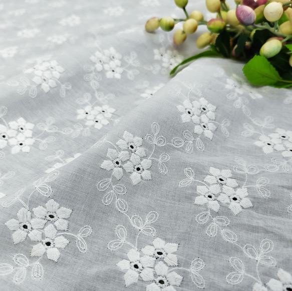刺繍花柄 透かし彫り模様 100%コットン生地 [EG-1908656] 生地 ruusu
