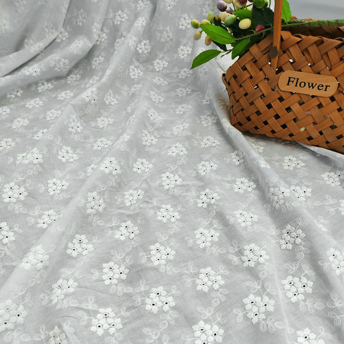刺繍花柄 透かし彫り模様 100%コットン生地 [EG-1908656] 生地