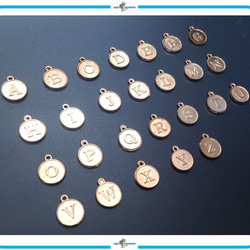 E259【K】アルファベット チャーム ゴールド メダル コイン 12mm ハンドメイド 材料 パーツ イニシャル 3枚目の画像