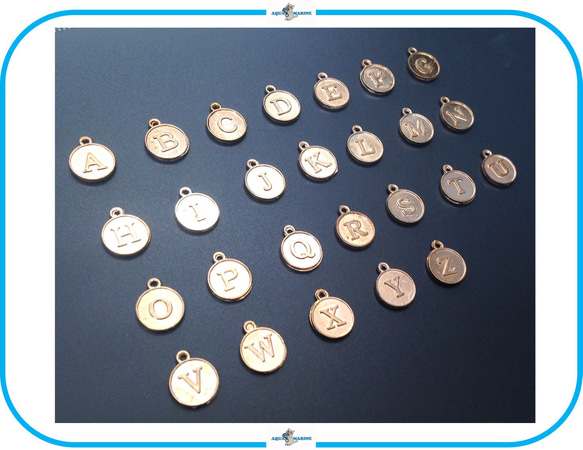E259【K】アルファベット チャーム ゴールド メダル コイン 12mm ハンドメイド 材料 パーツ イニシャル 3枚目の画像
