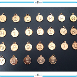 E259【K】アルファベット チャーム ゴールド メダル コイン 12mm ハンドメイド 材料 パーツ イニシャル 2枚目の画像