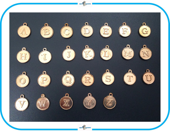 E259【K】アルファベット チャーム ゴールド メダル コイン 12mm ハンドメイド 材料 パーツ イニシャル 2枚目の画像