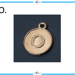E259【O】アルファベット チャーム ゴールド メダル コイン 12mm ハンドメイド 材料 パーツ イニシャル 1枚目の画像