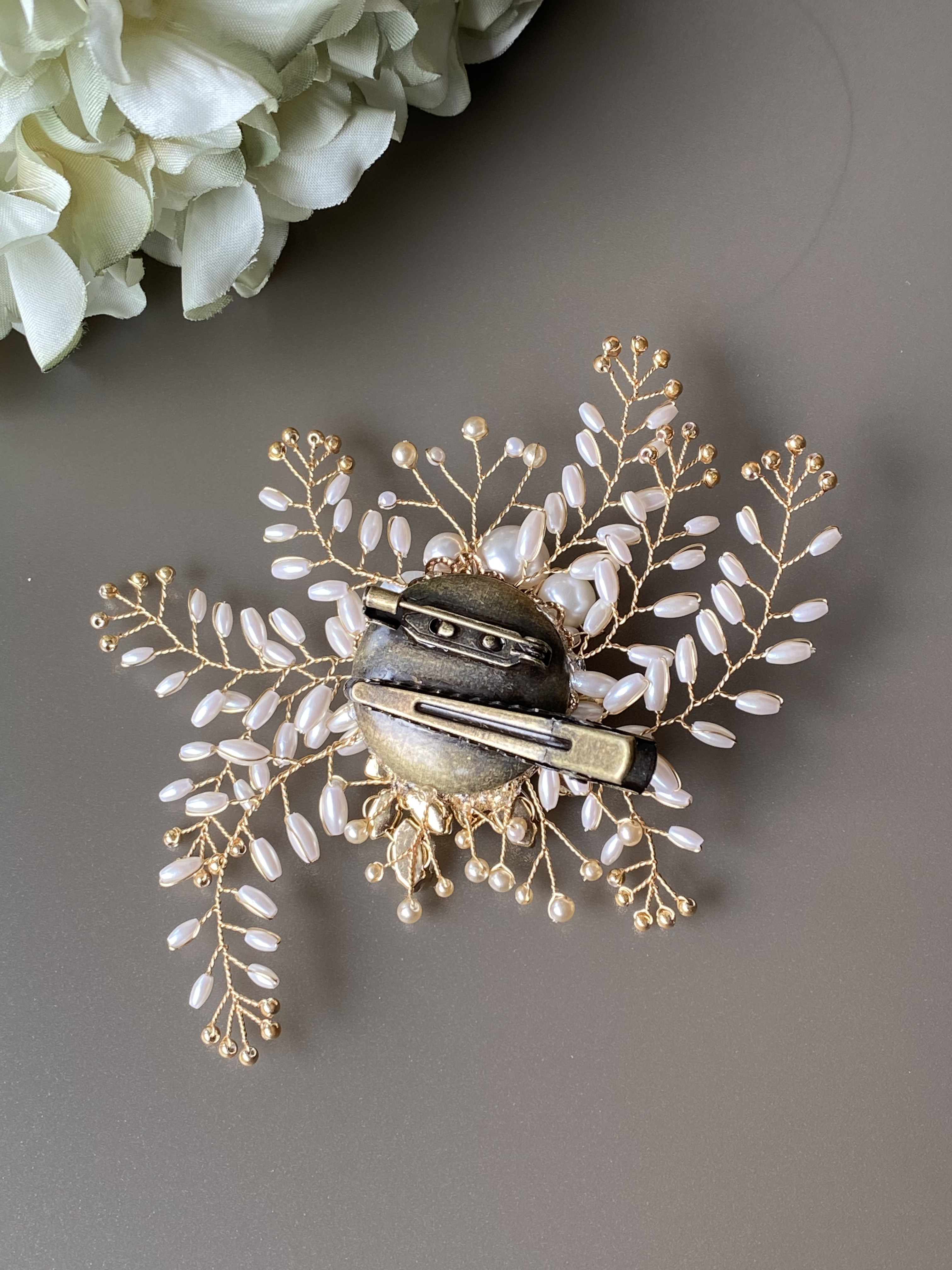 パールとビジューの華やか小枝コサージュ(L)ゴールド〈受注制作〉フォーマル、入学式、卒業式、結婚式、贈り物