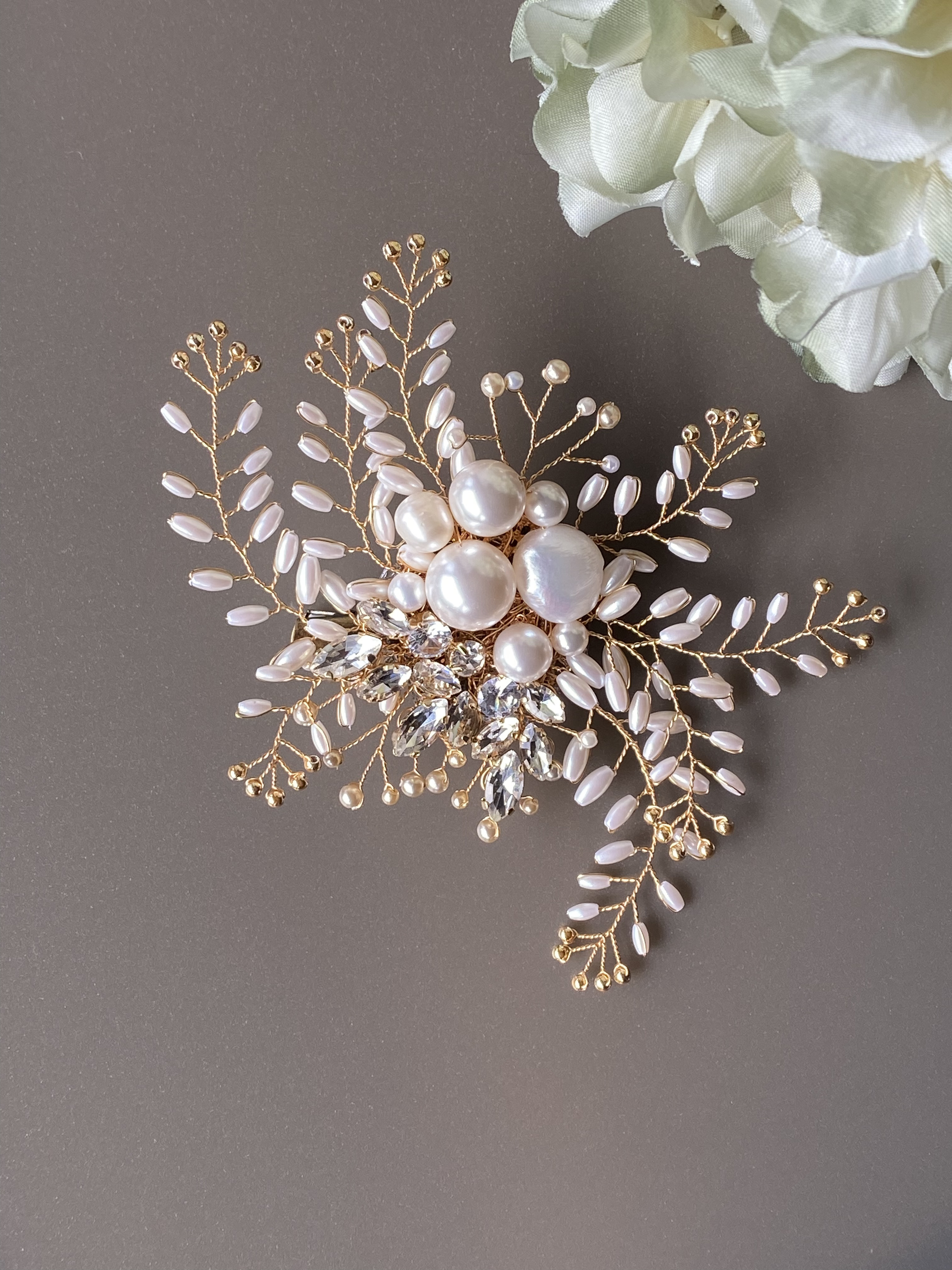 パールとビジューの華やか小枝コサージュ(L)ゴールド〈受注制作〉フォーマル、入学式、卒業式、結婚式、贈り物