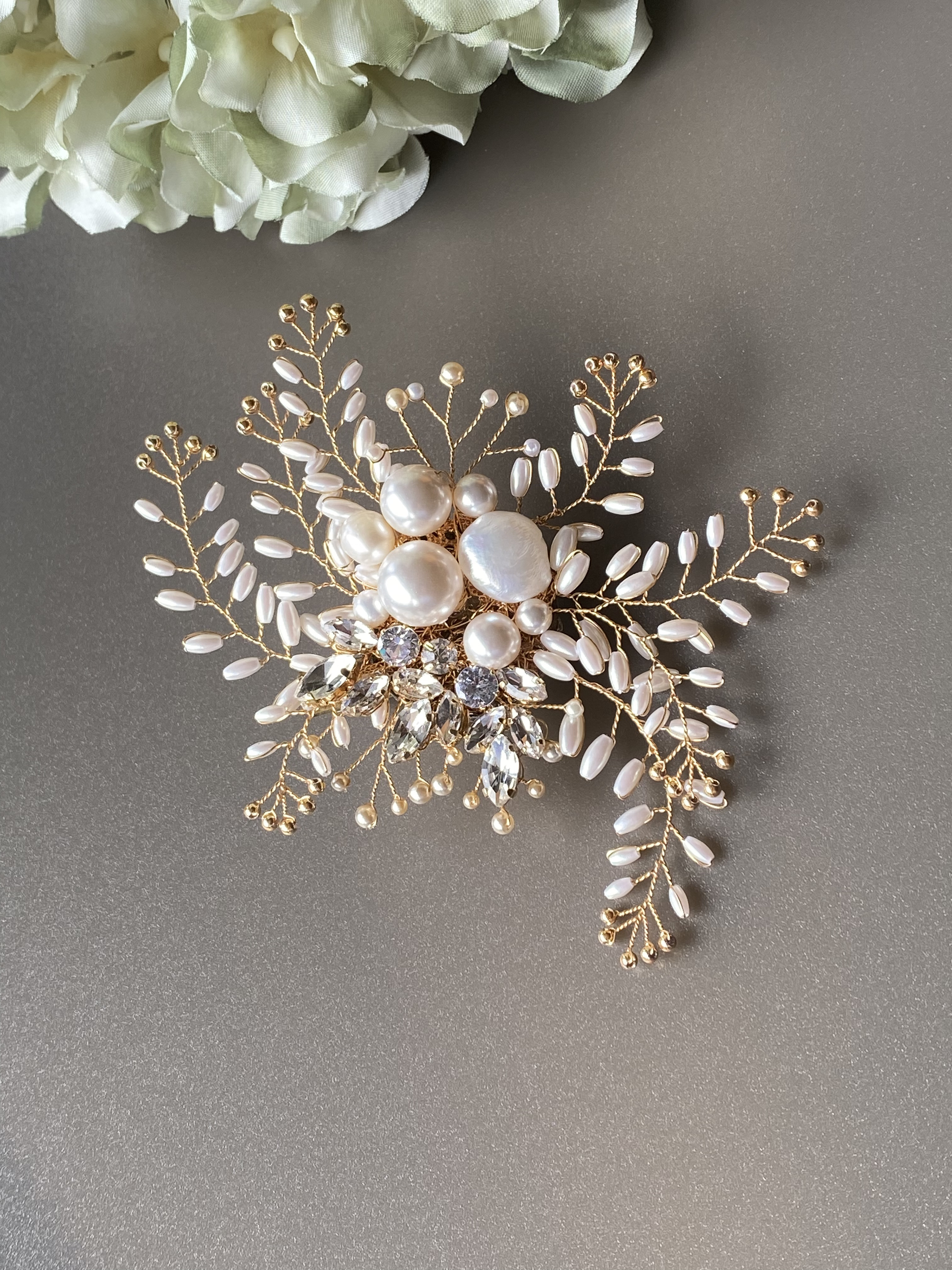 パールとビジューの華やか小枝コサージュ(L)ゴールド〈受注制作〉フォーマル、入学式、卒業式、結婚式、贈り物