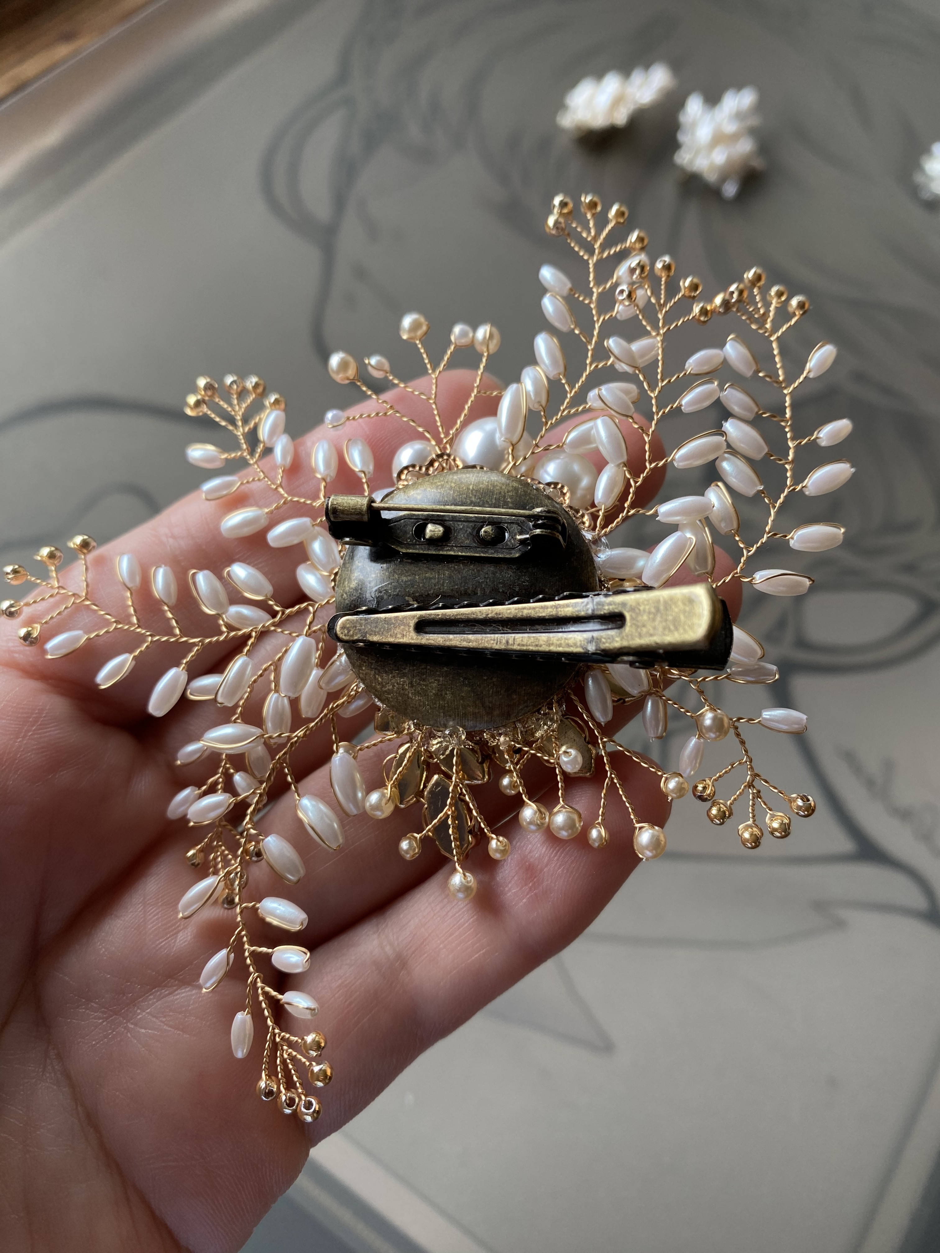 パールとビジューの華やか小枝コサージュ(L)ゴールド〈受注制作〉フォーマル、入学式、卒業式、結婚式、贈り物