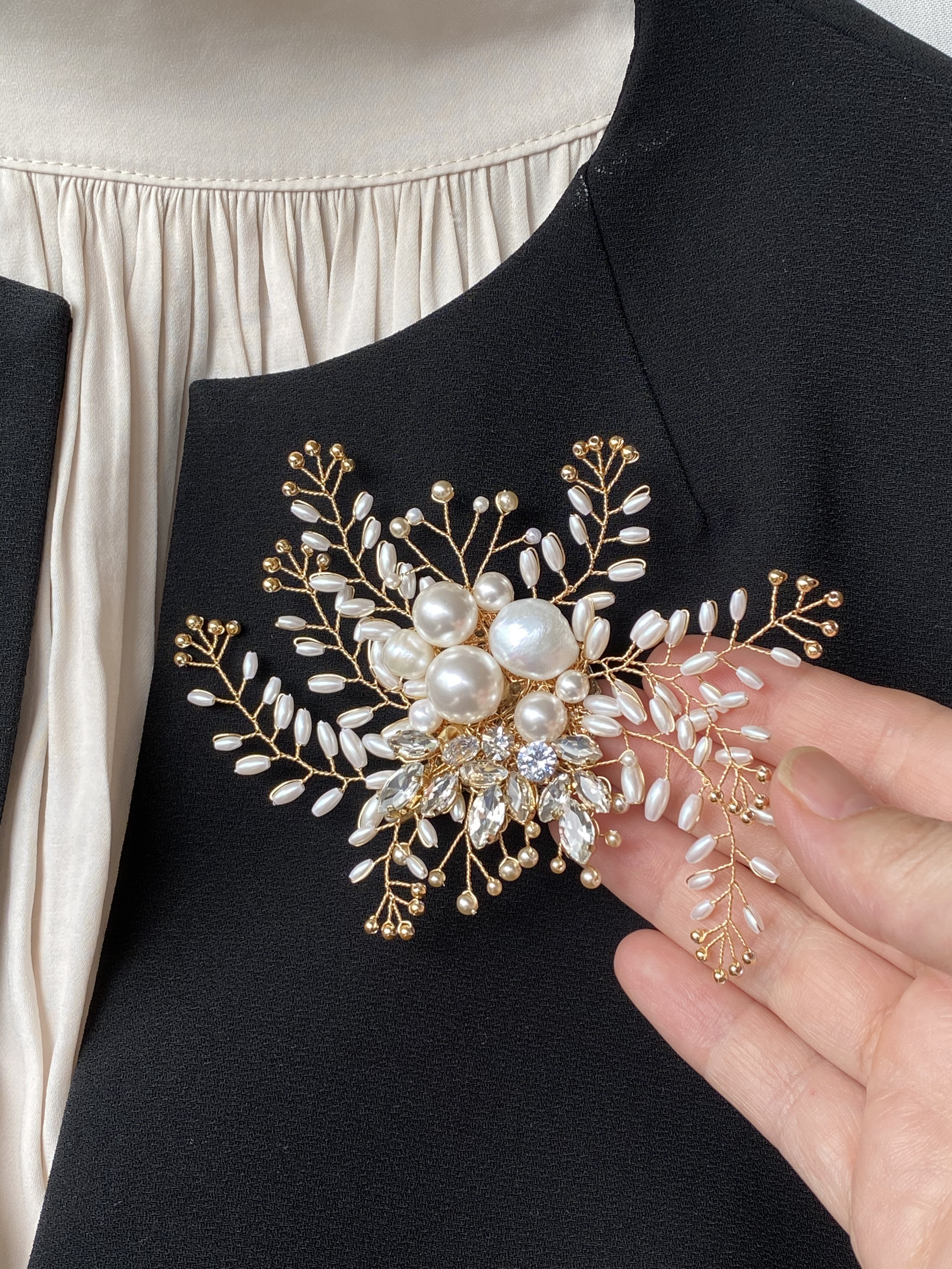 パールとビジューの華やか小枝コサージュ(L)ゴールド〈受注制作〉フォーマル、入学式、卒業式、結婚式、贈り物