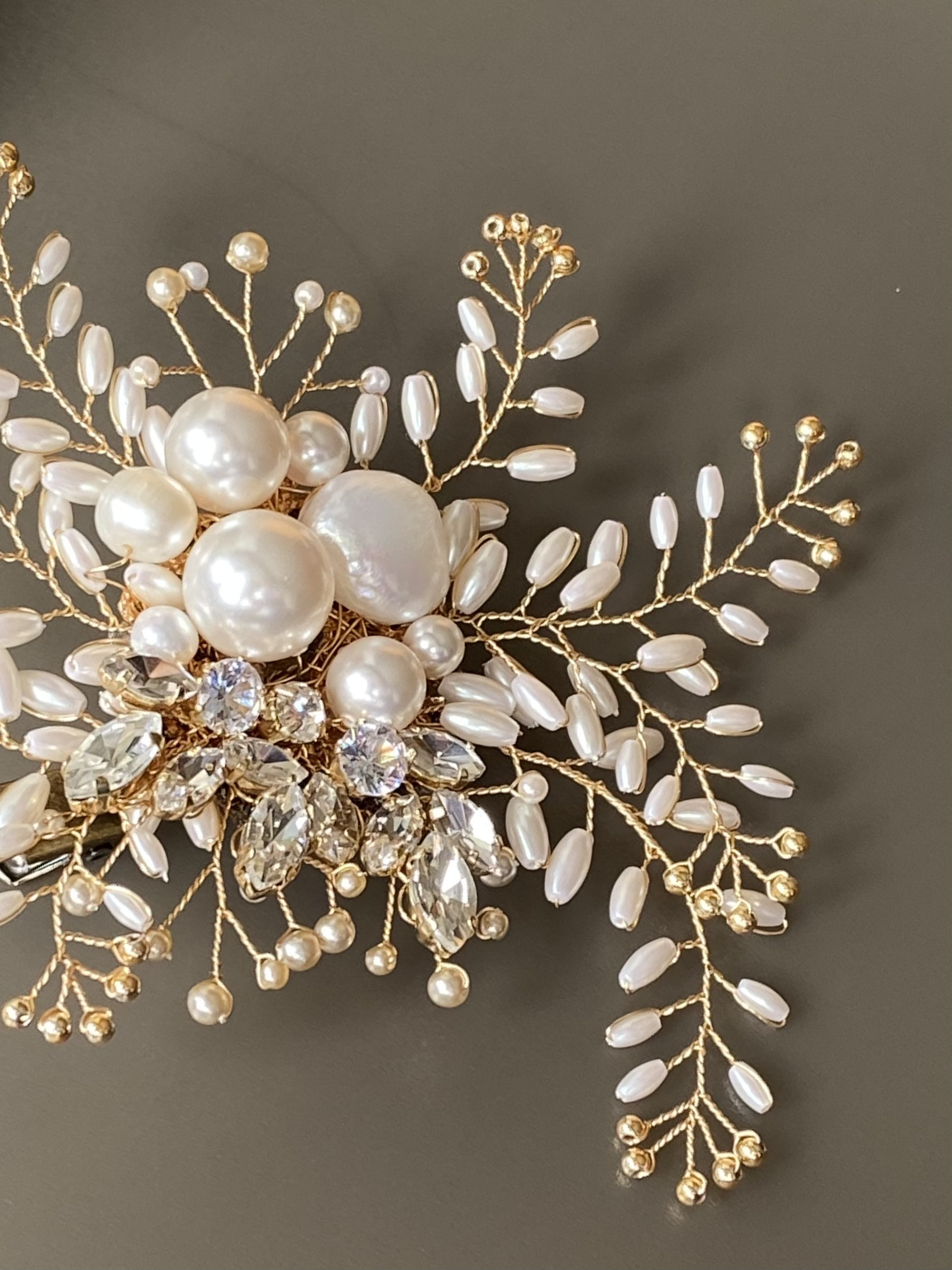 パールとビジューの華やか小枝コサージュ(L)ゴールド〈受注制作〉フォーマル、入学式、卒業式、結婚式、贈り物