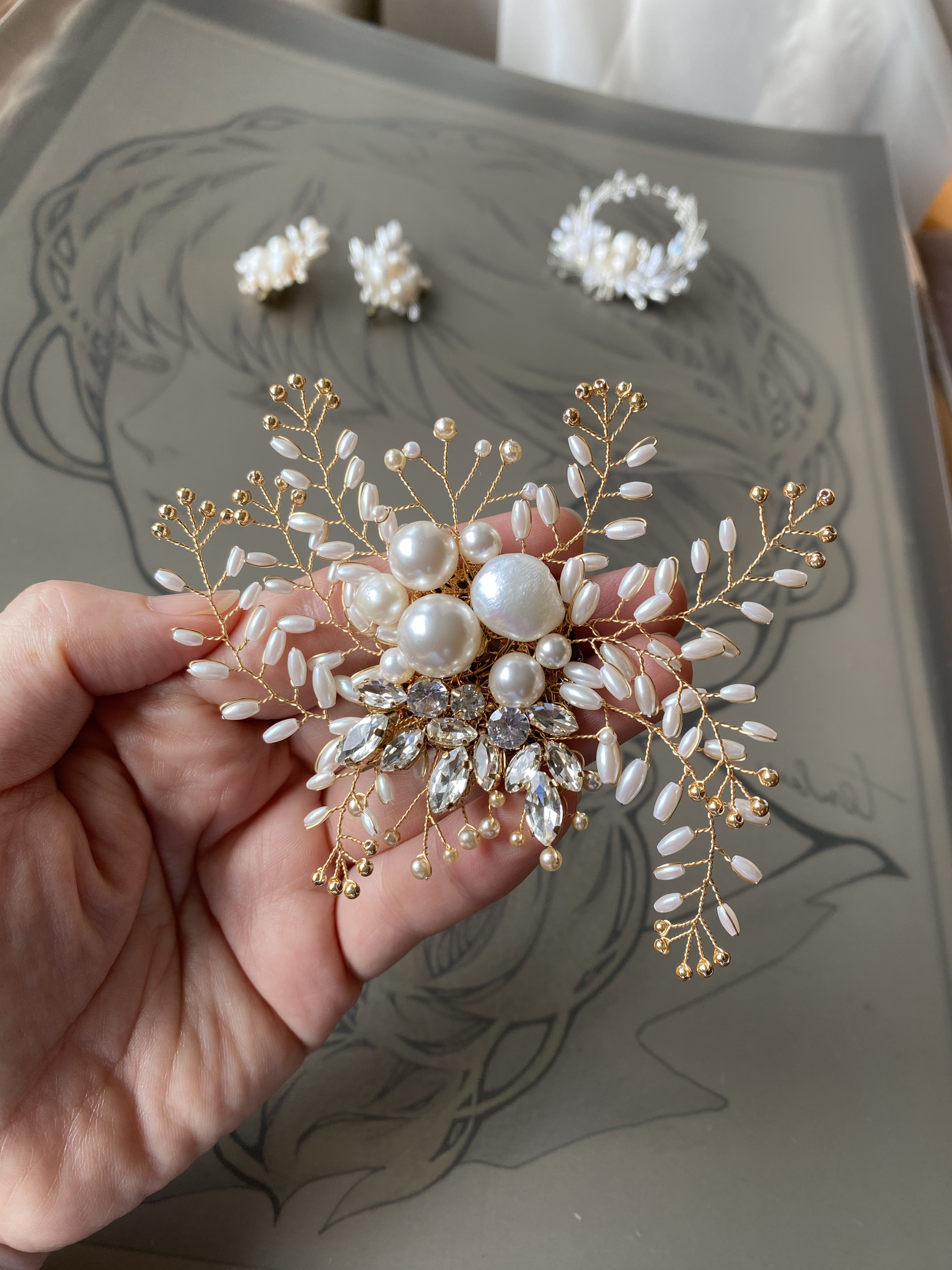 パールとビジューの華やか小枝コサージュ(L)ゴールド〈受注制作〉フォーマル、入学式、卒業式、結婚式、贈り物