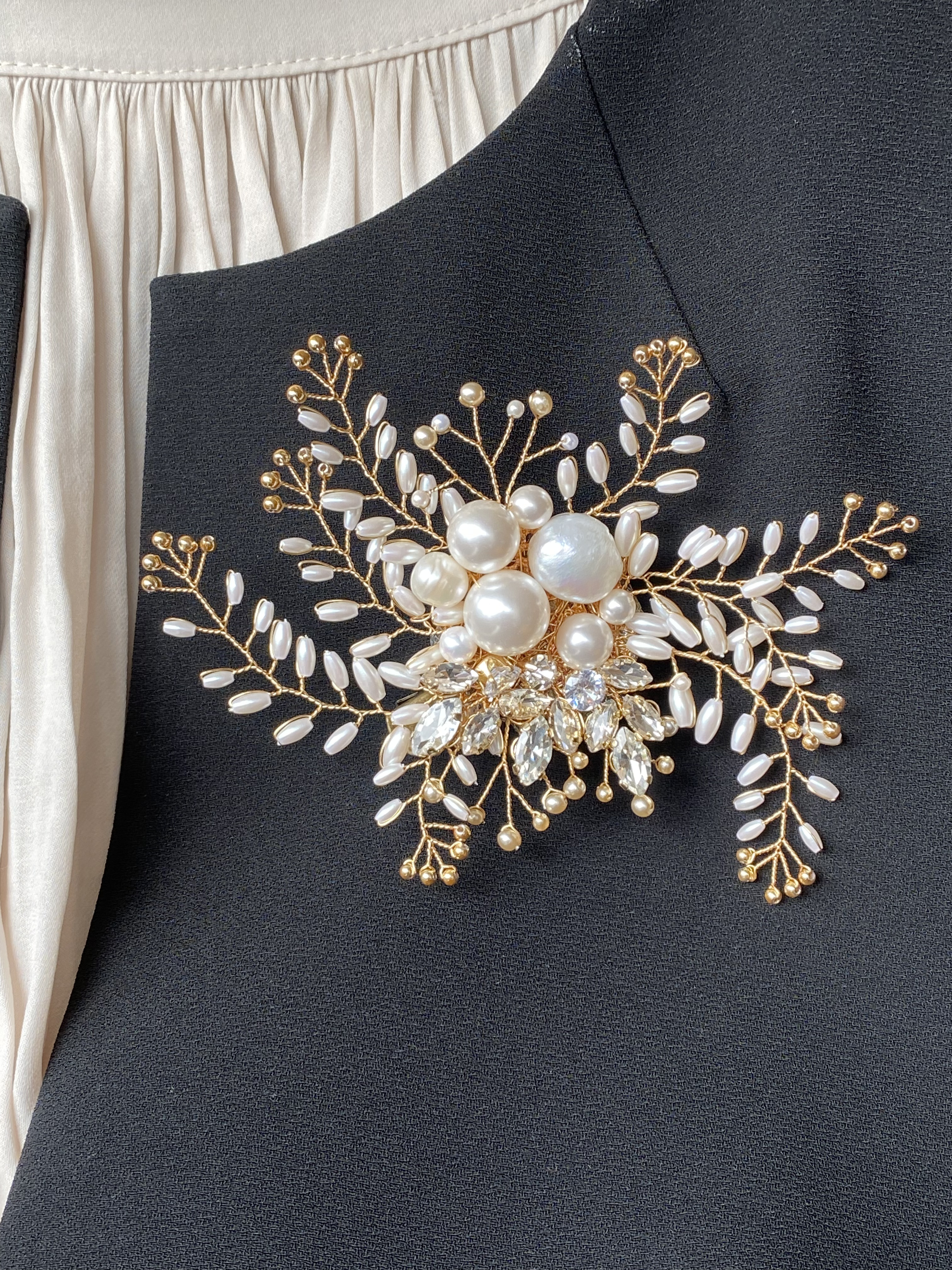 パールとビジューの華やか小枝コサージュ(L)ゴールド〈受注制作〉フォーマル、入学式、卒業式、結婚式、贈り物