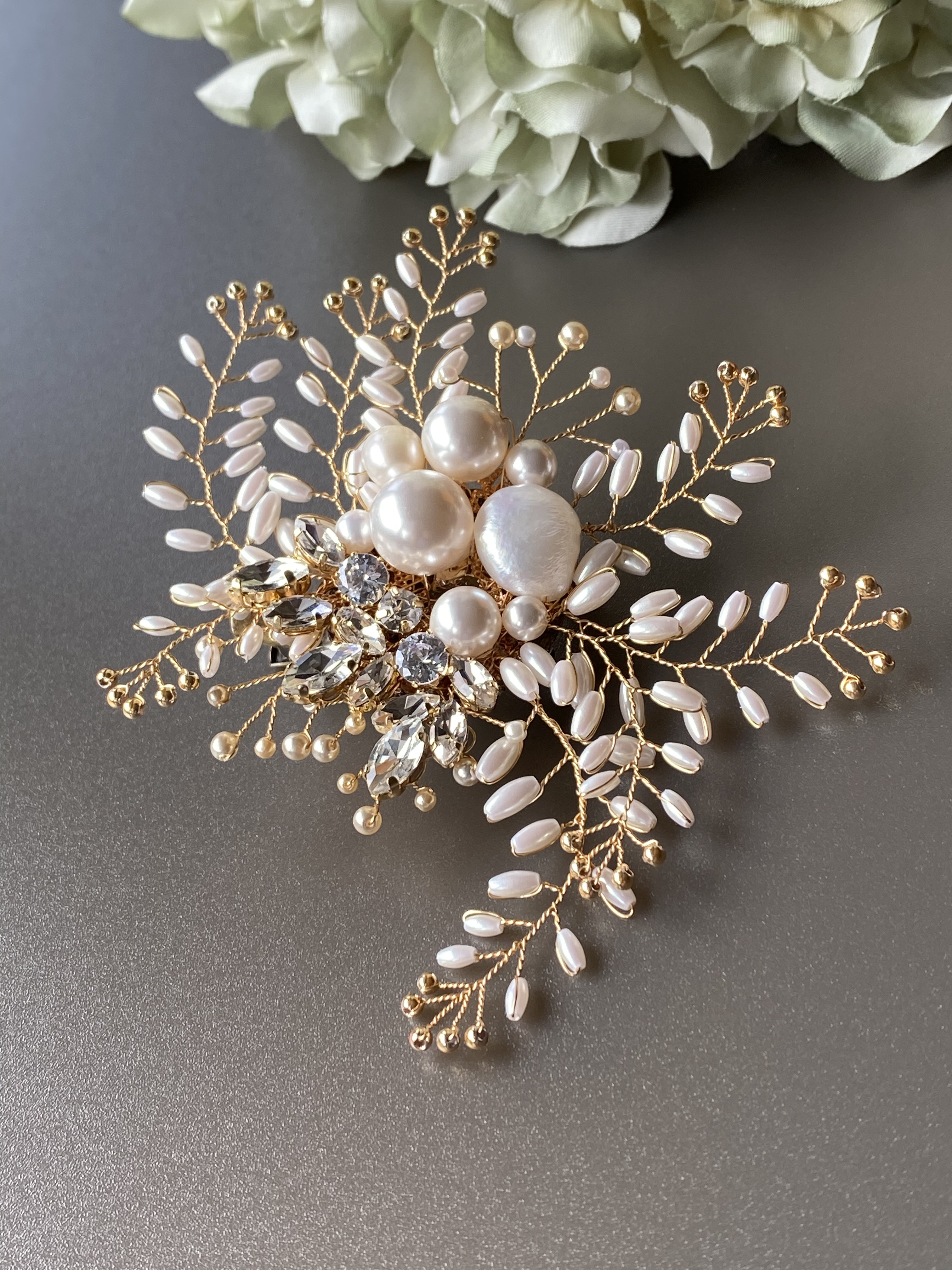 パールとビジューの華やか小枝コサージュ(L)ゴールド〈受注制作〉フォーマル、入学式、卒業式、結婚式、贈り物