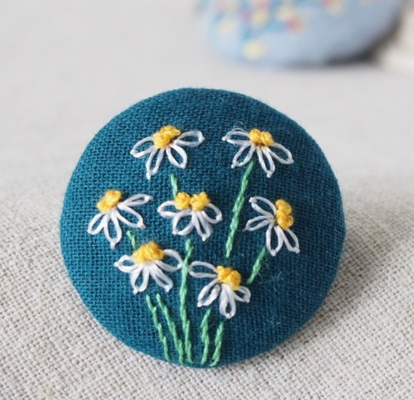 刺繍ブローチ（フォレストグリーン）カモミール 2枚目の画像