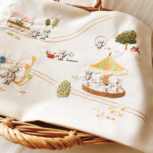 手刺繍のレトロバスケット・雑貨・ブックカバー『くまちゃんの遊園地