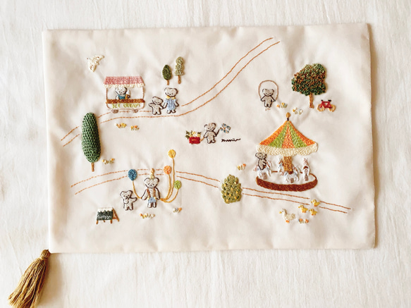 手刺繍のレトロバスケット・雑貨・ブックカバー『くまちゃんの遊園地』 2枚目の画像