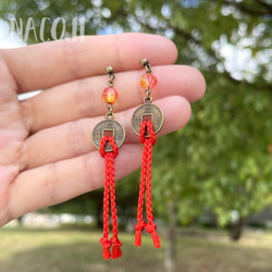 古銭と絹紐のピアス 朱色と黄・赤グラデーション ピアス（スタッド・一