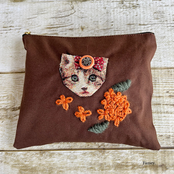 大人かわいい猫ちゃんと手刺繍金木犀のフラットポーチ　国産帆布　コットン　オランダ産ゴブラン　秋　ボタン　小物入れ 9枚目の画像