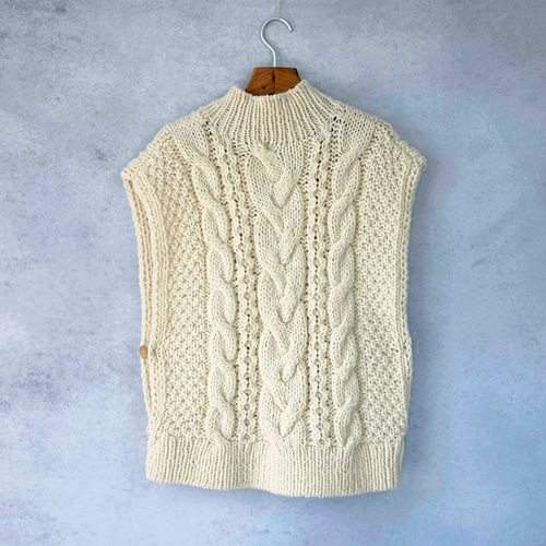 即納可】ローゲージウール・ハイネック脇釦ケーブル編みベスト