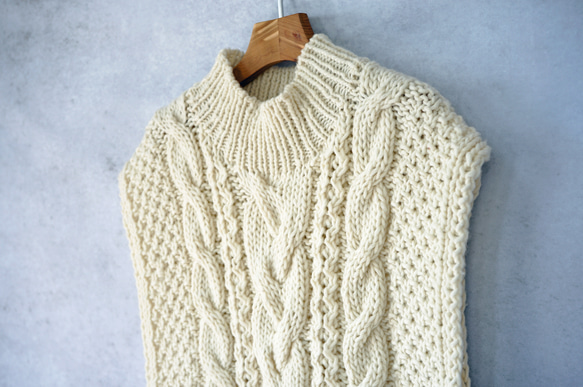 BATONER ローゲージ ハイネック ニット 完売】ローゲージウール・ポンポン付ハイネックケーブルニット