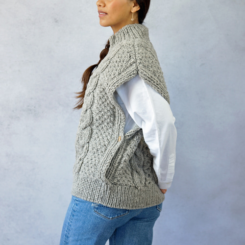 即納可】ローゲージウール・ハイネック脇釦ケーブル編みベスト