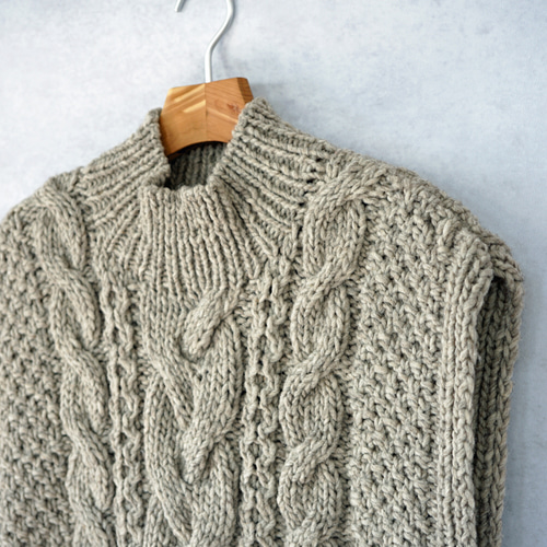 ヘルノグレー ケーブル編み ハイネックニットベストダウン