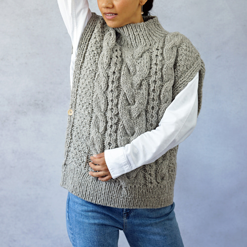 即納可】ローゲージウール・ハイネック脇釦ケーブル編みベスト