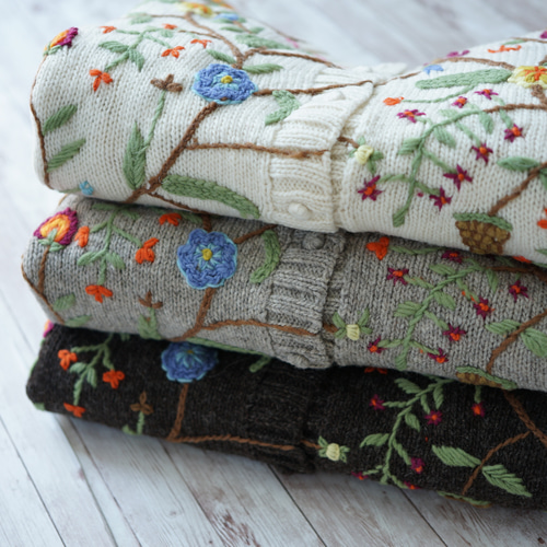 45R（フォーティファイブアール）の「ウール包み刺繍ニット