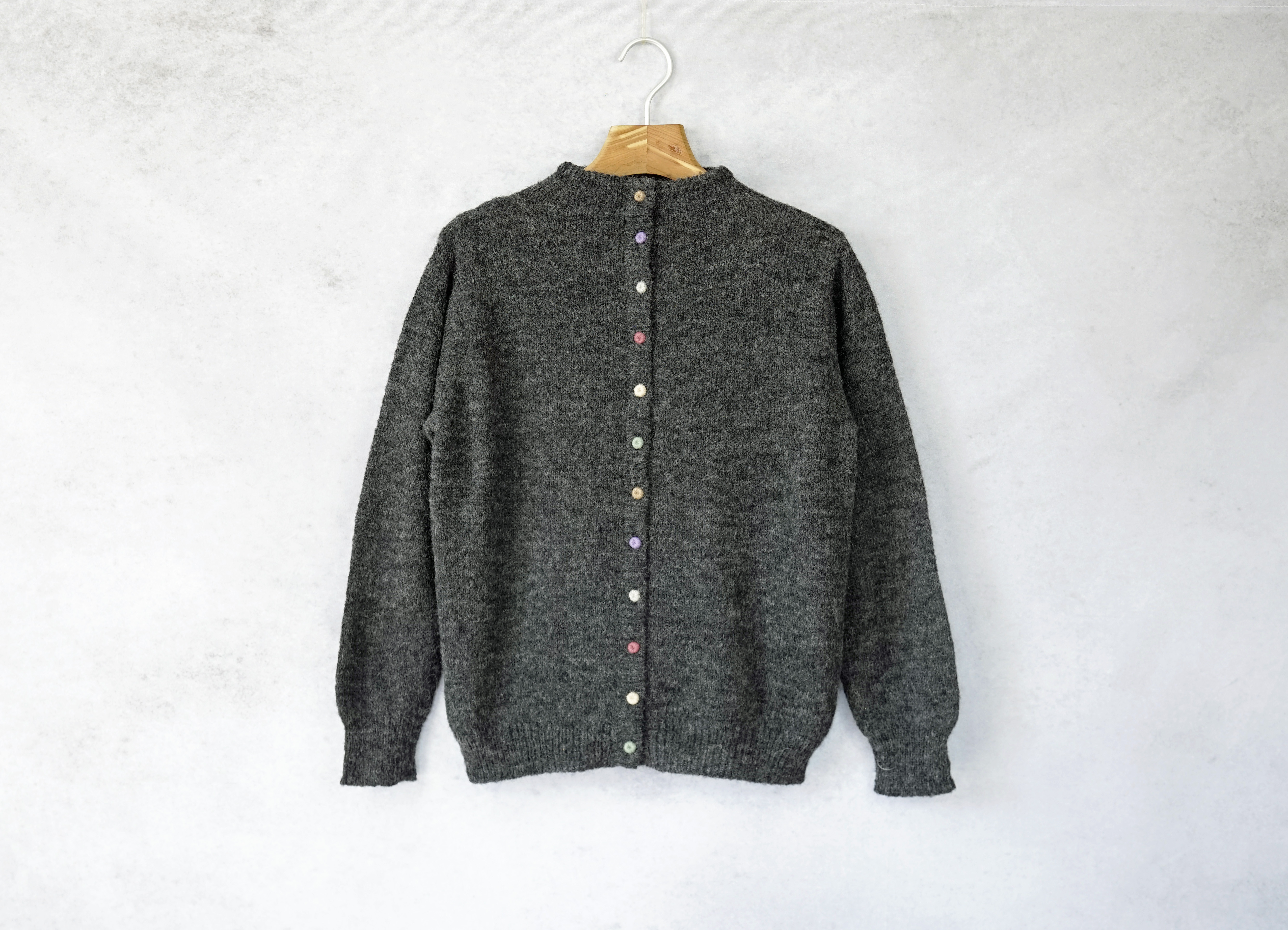 【即納可】ふわふわベビーアルパカ・カラフル糸釦カーディガン（S-360043-チャコール）