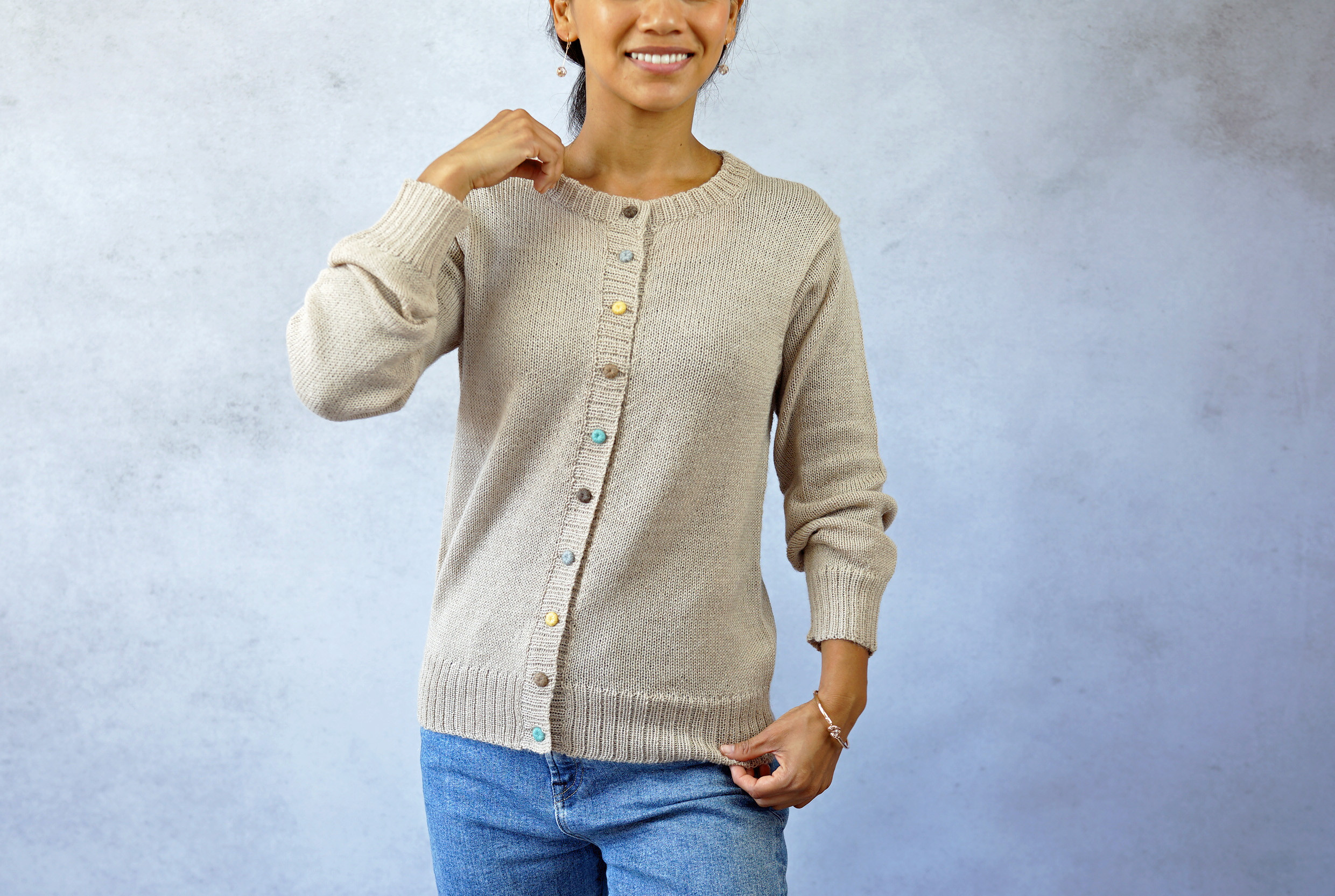 ★SALE【即納可】ベビーアルパカ・カラフル糸釦・クルーネックカーディ（S-370024-ベージュ）・ペルーニット